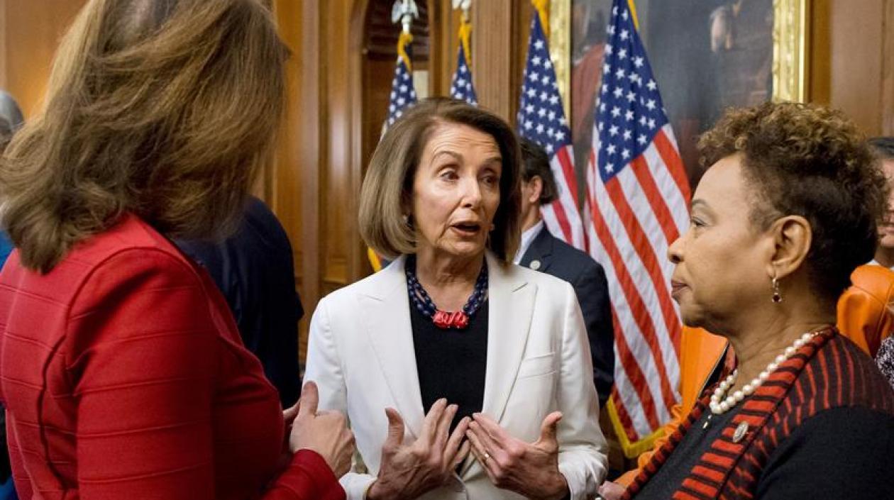 La líder de la bancada demócrata en la Cámara Baja, Nancy Pelosi (c), participa en una reunión en el Capitolio, Washington D.C (Estados Unidos) .