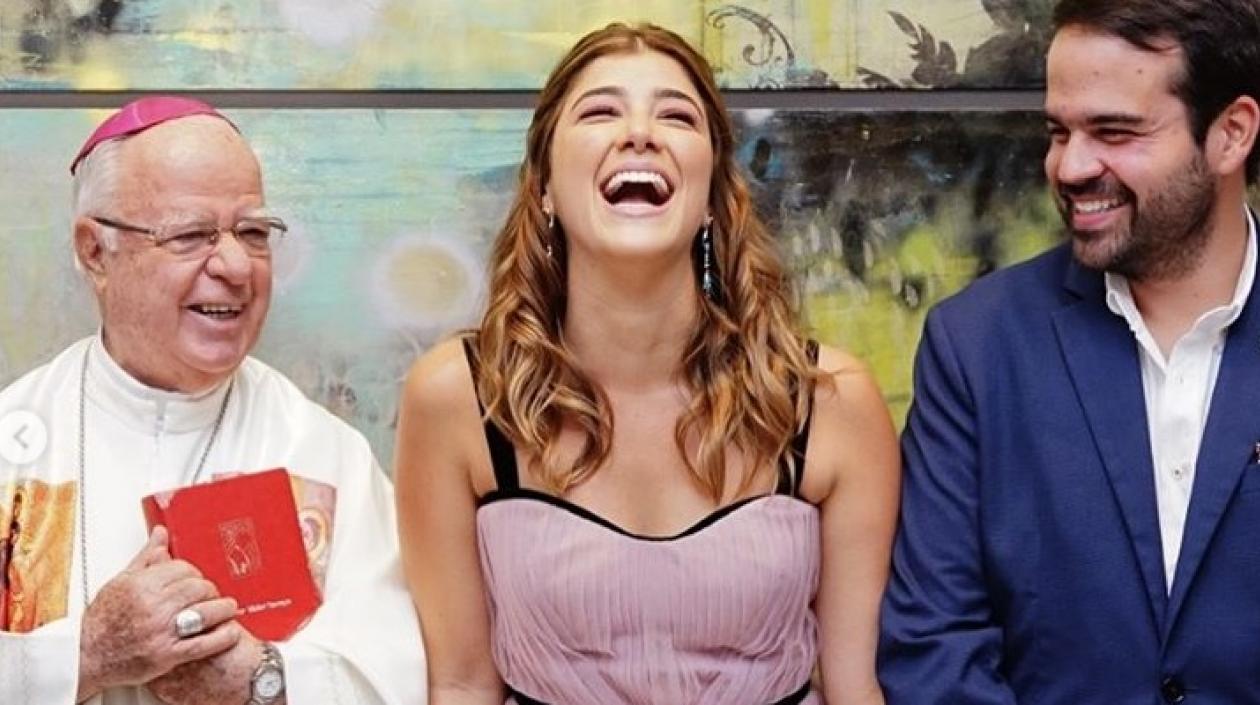 Monseñor Víctor Tamayo y los novios Andrea Jaramillo y Felipe Restrepo.