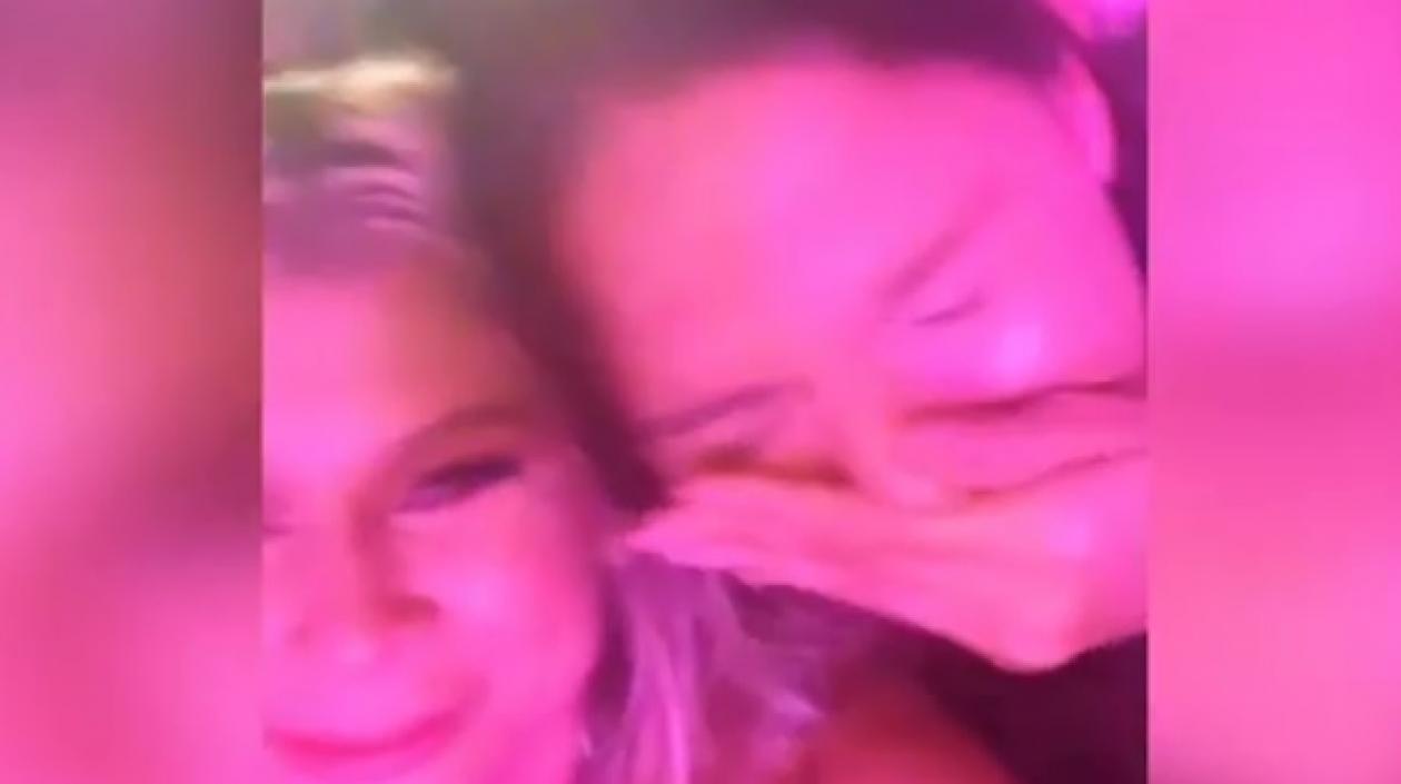 Caya Varón acompañada de una amiga.