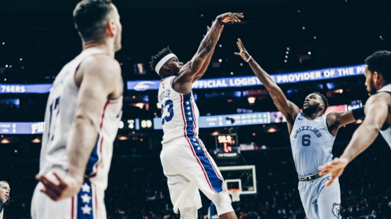 Jimmy Butler intenta una acción de tres puntos. 