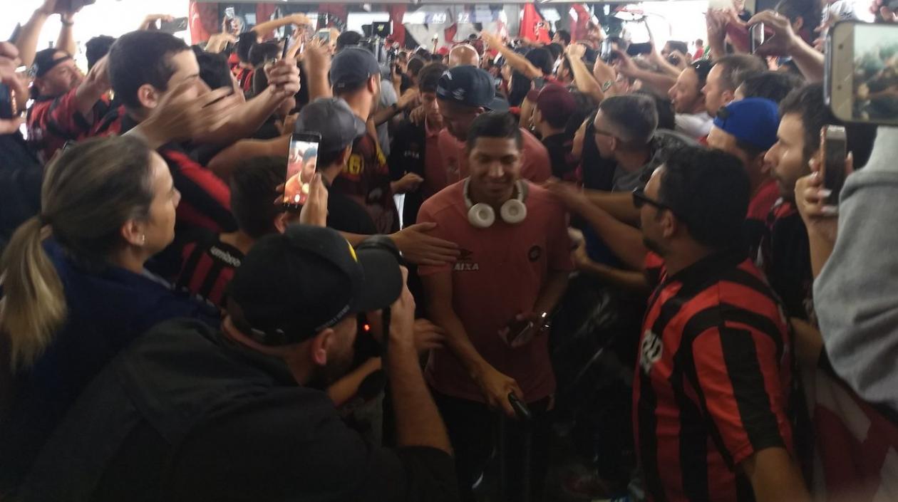 Jugadores del Atlético Paranaense parten del aeropuerto de Curitiba. 