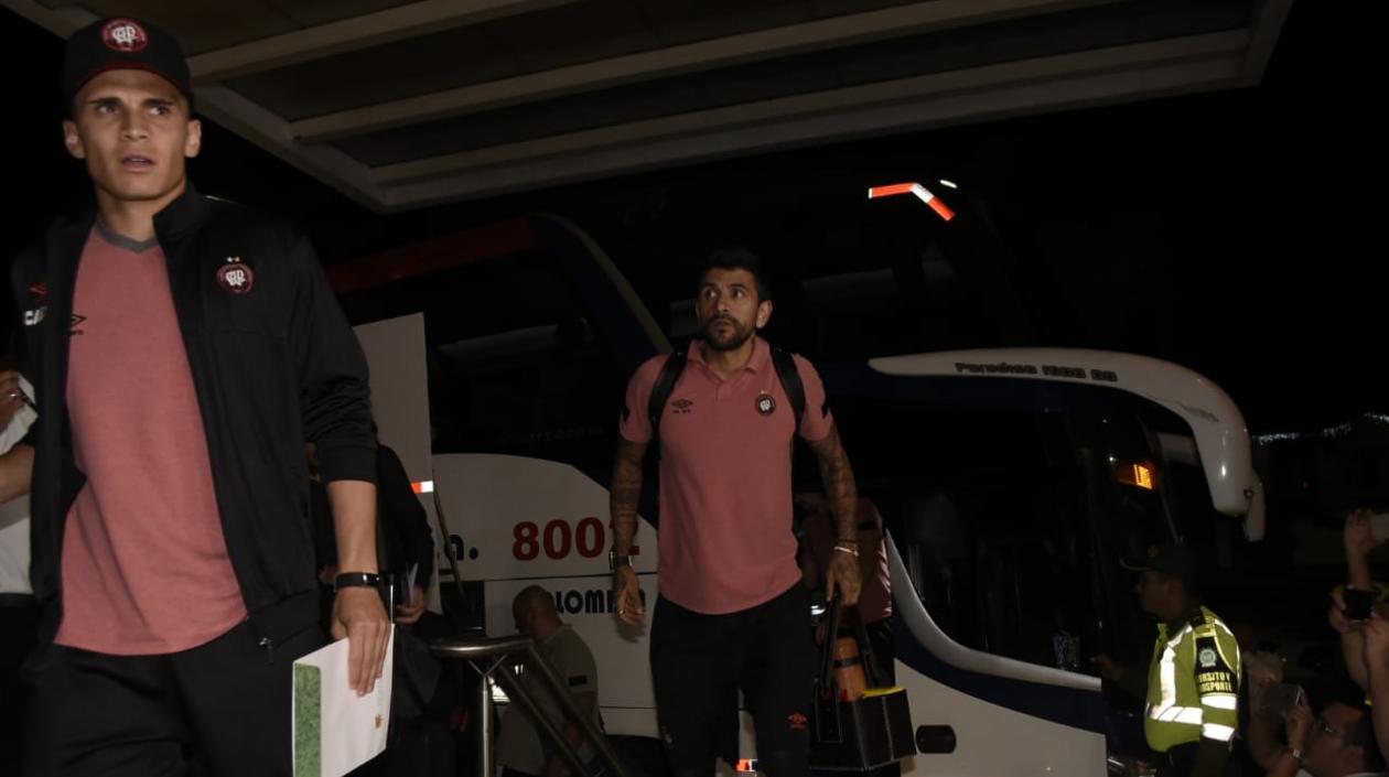 En el fondo, el volante argentino 'Lucho' González.