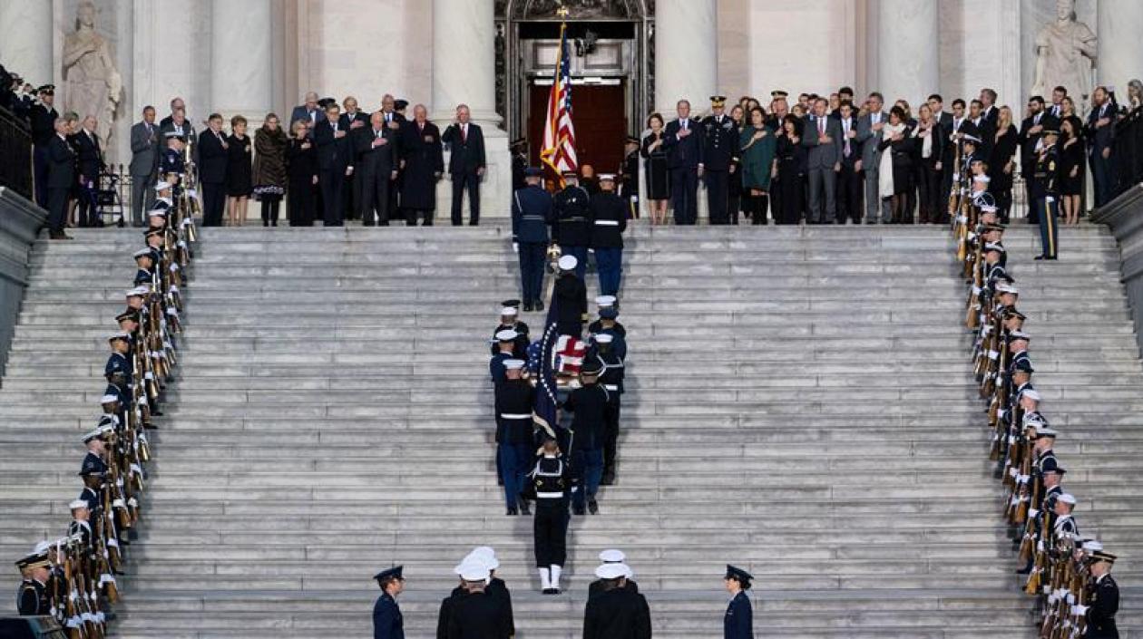 Momento en el que el ataúd llega al Capitolio.