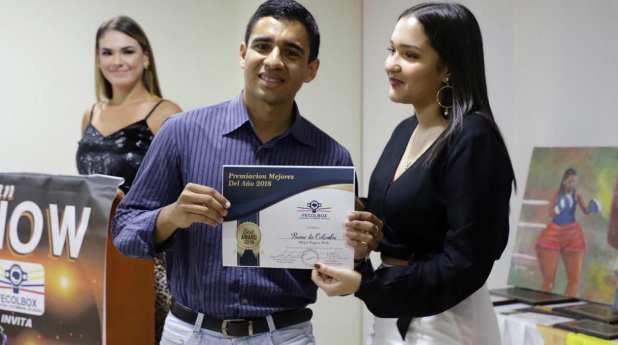 Jeffry Amarales, periodista de Boxe de Colombia, recibe reconocimiento. 