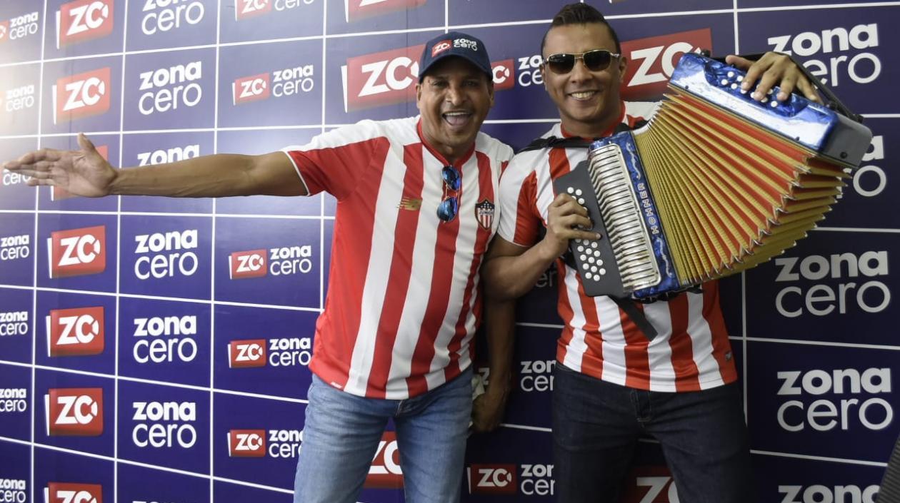 El cantante Farid Ortiz, 'El rey de los pueblos', y su acordeonero Jader Durán.