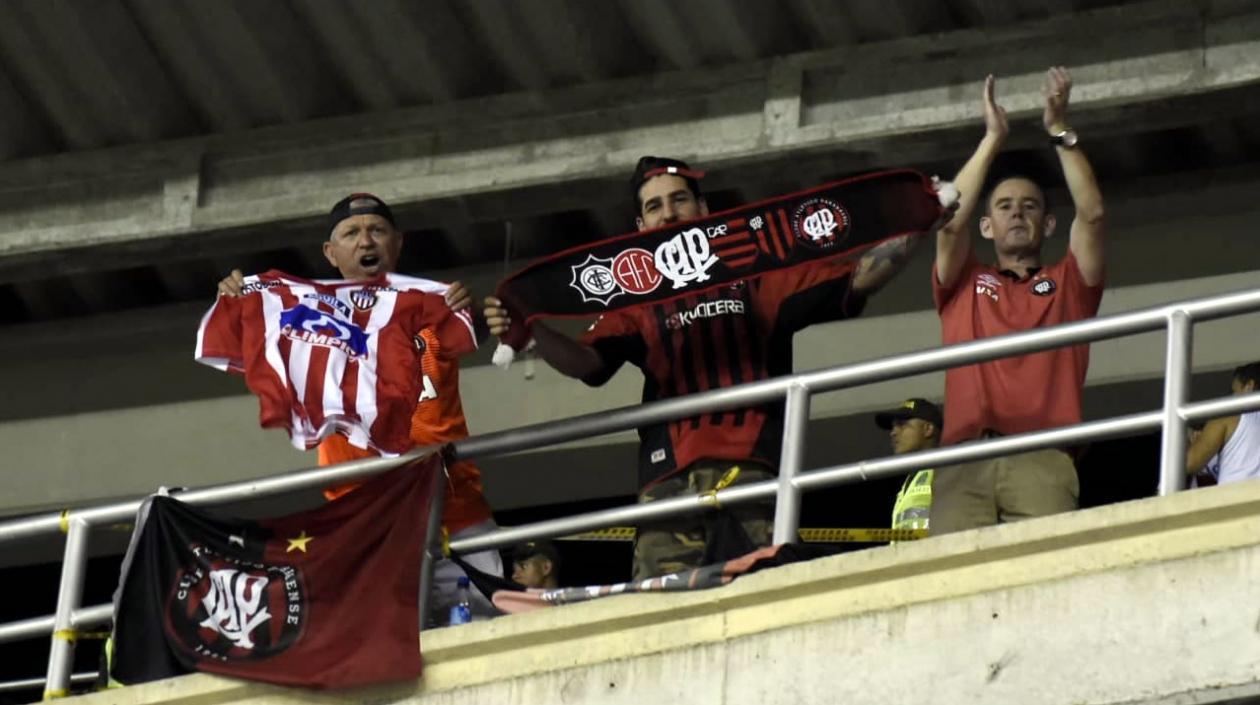 Intercambio de camisetas entre hinchas tiburones y brasileros