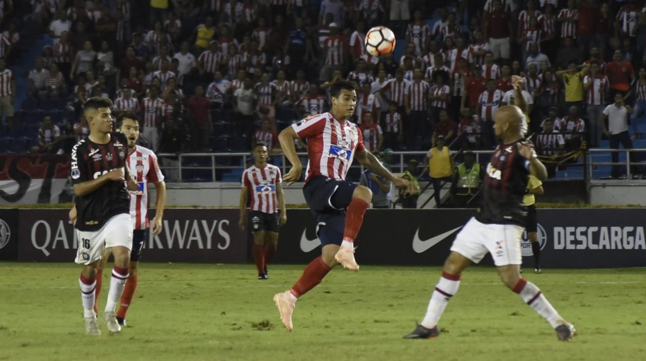 El defensor Jefferson Gómez peleando el balón.