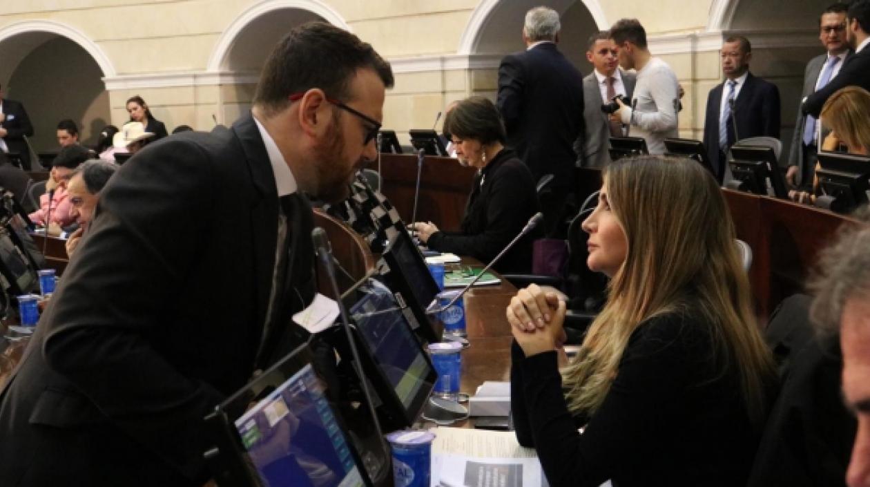 La senadora Nadia Blel dialoga con el también congresista Andrés García.