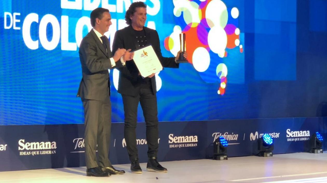 Carlos Vives recibiendo la distinción.