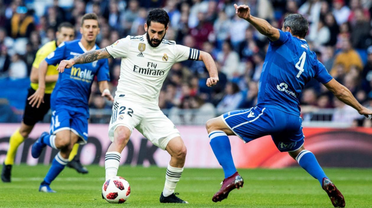 Isco enfrenta la marca de un jugador del Melilla. 