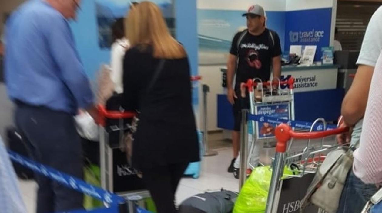 Maxi Mazzaro al momento de ser deportado.