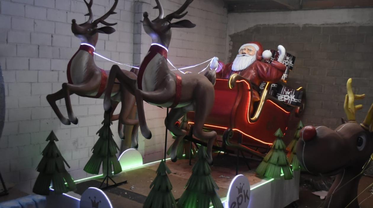 Carroza a gran escala de la marca EPK en la Gran Parada de la Luz.