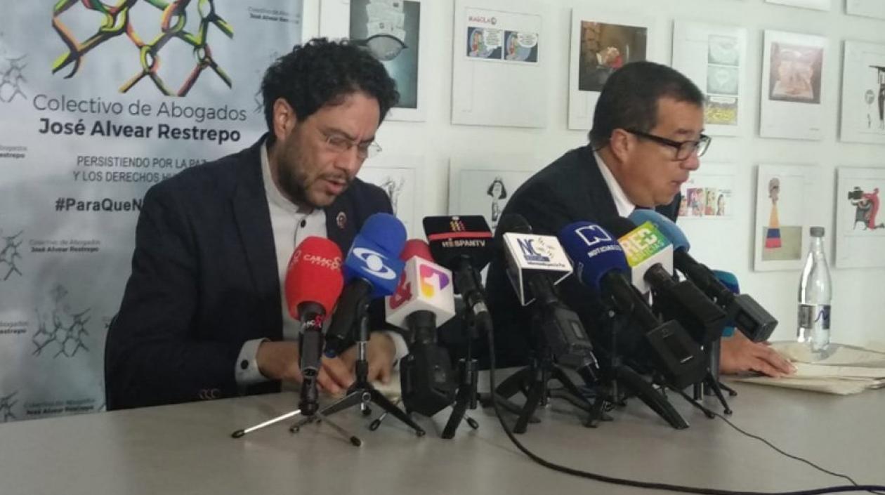 Senador Iván Cepeda y su abogado, Reynaldo Villalba.