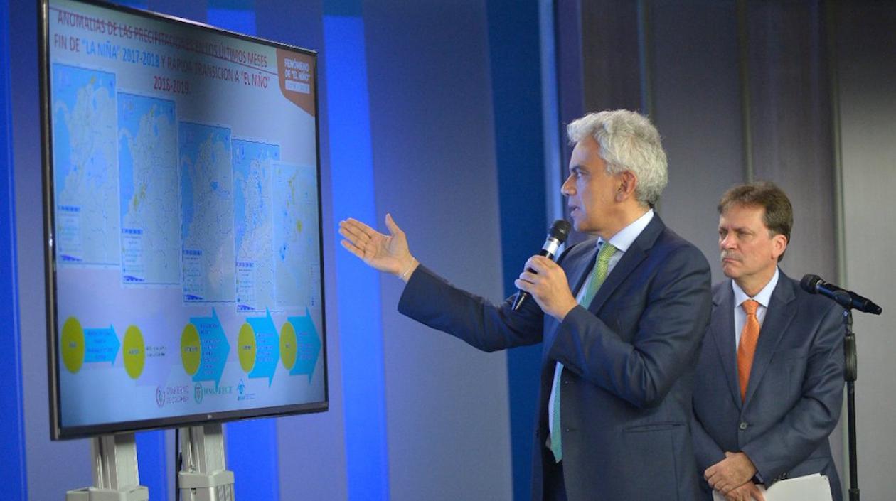 Ricardo Lozano, Ministro de Medio Ambiente, explicando los alcances del fenómeno.