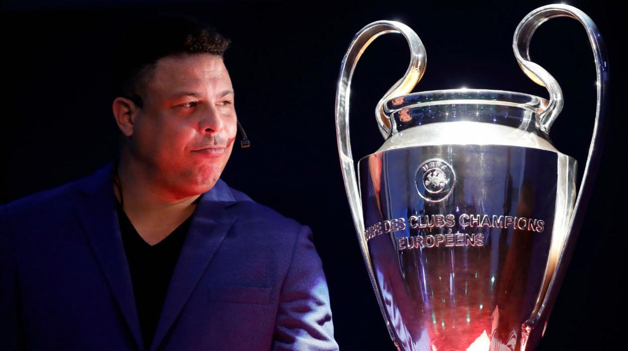 Ronaldo y el trofeo de la Champions League. 