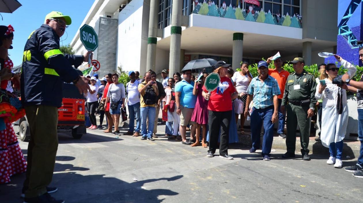 El Alcalde Joao Herrera y la primera gestora Alba Olaya, presidiendo los actos.