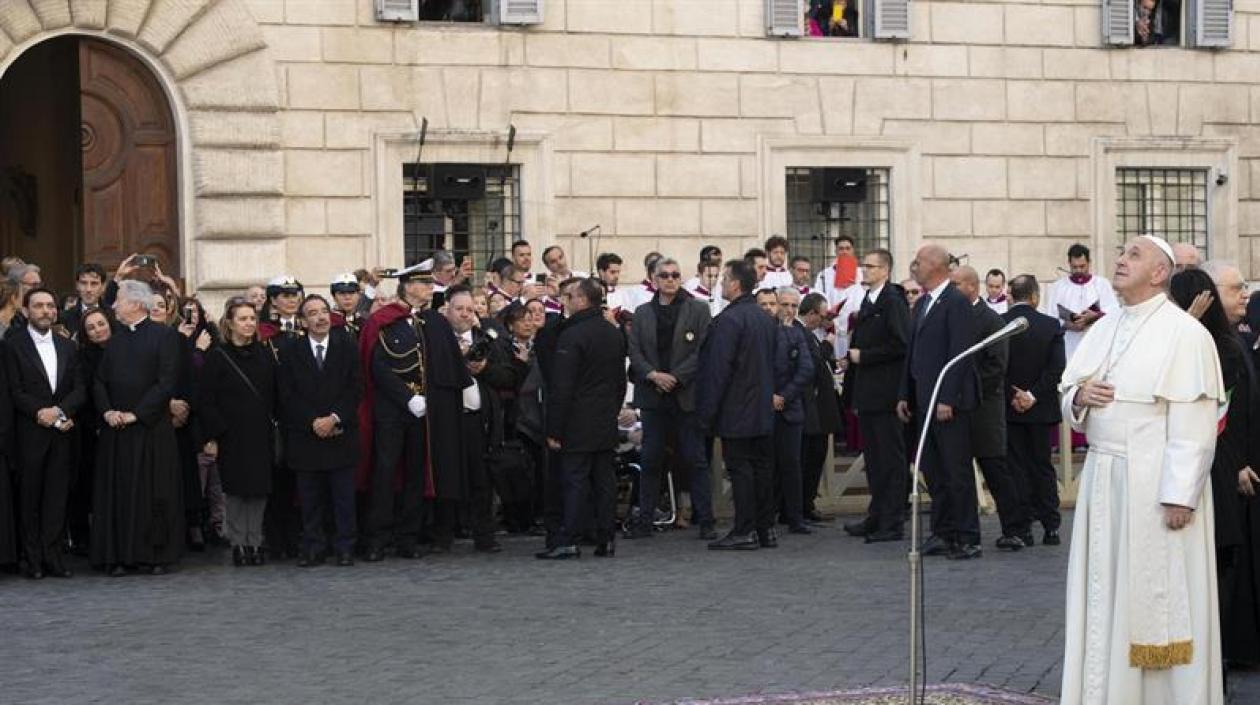 El Papa Francisco en la romana Plaza de España.