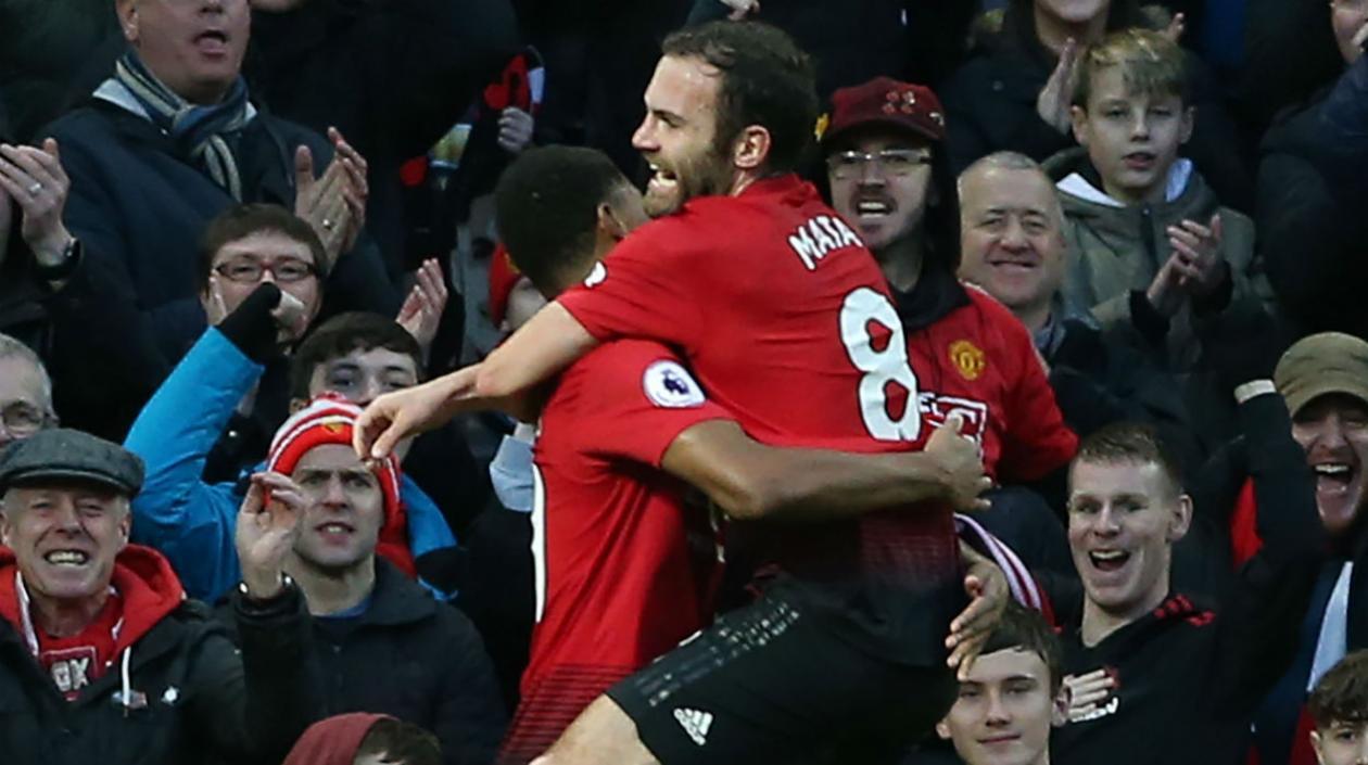 Juan Mata celebra su anotación con el United. 