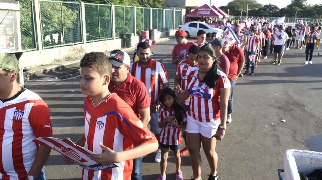 Aficionados ingresando al estadio Metropolitano.