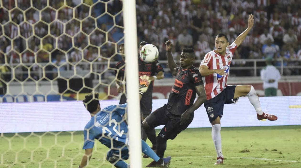 Marlon Piedrahita anotando el 4-1.