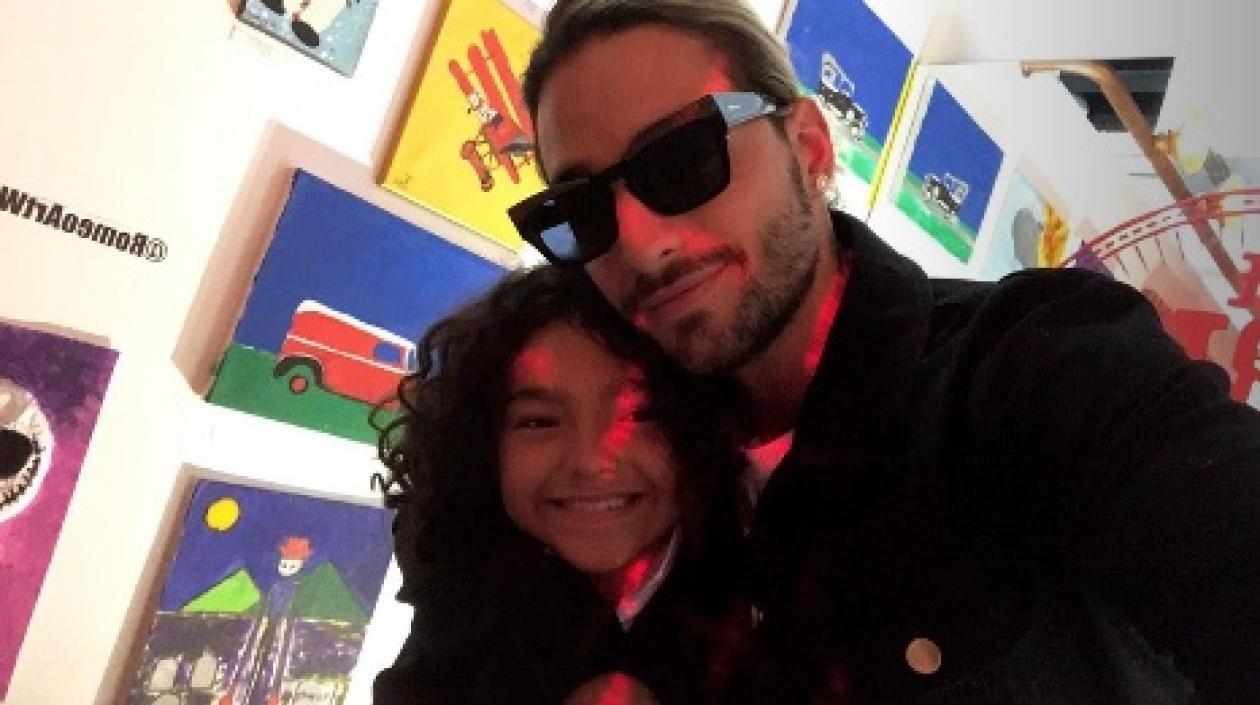 El cantante Maluma y su sobrino Romeo Arias.