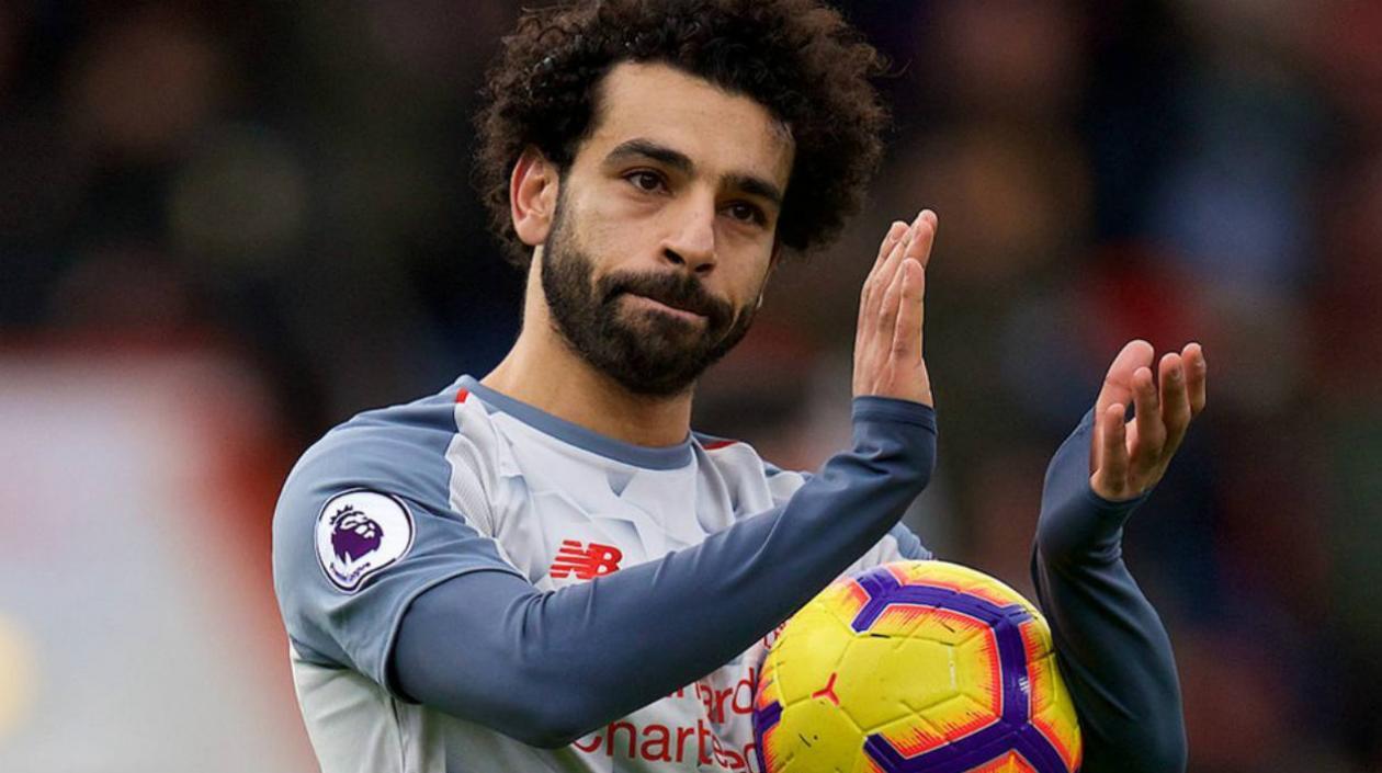 Mohamed Salah con el balón del partido, tras marcar los tres goles. 