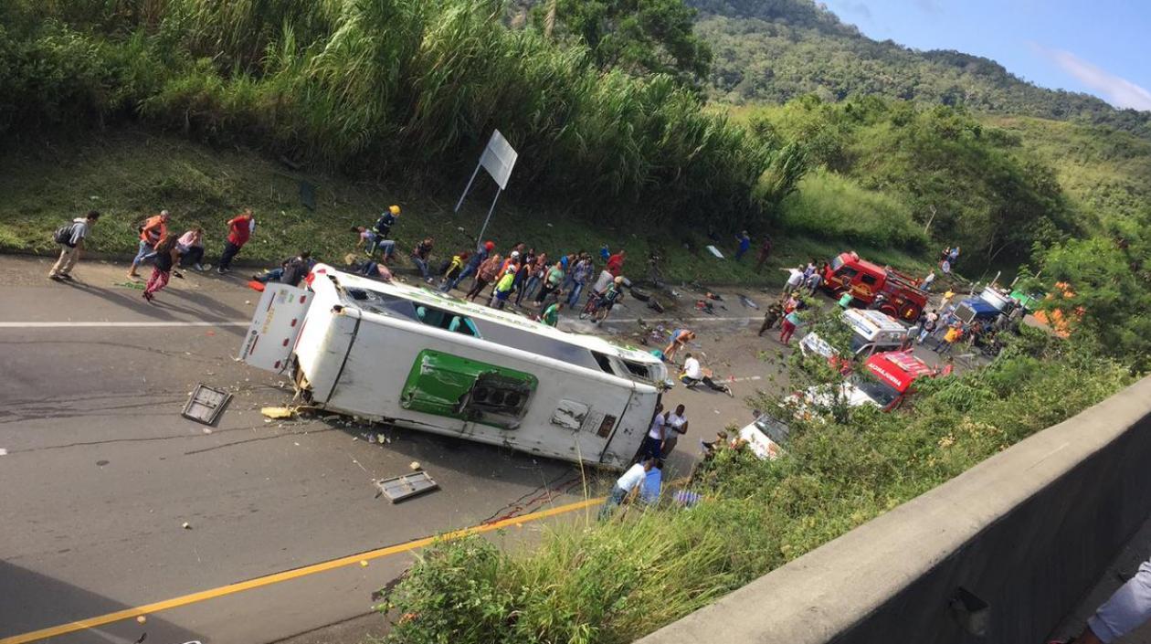 Autobús en el que viajaban por una carretera del departamento colombiano del Valle del Cauca