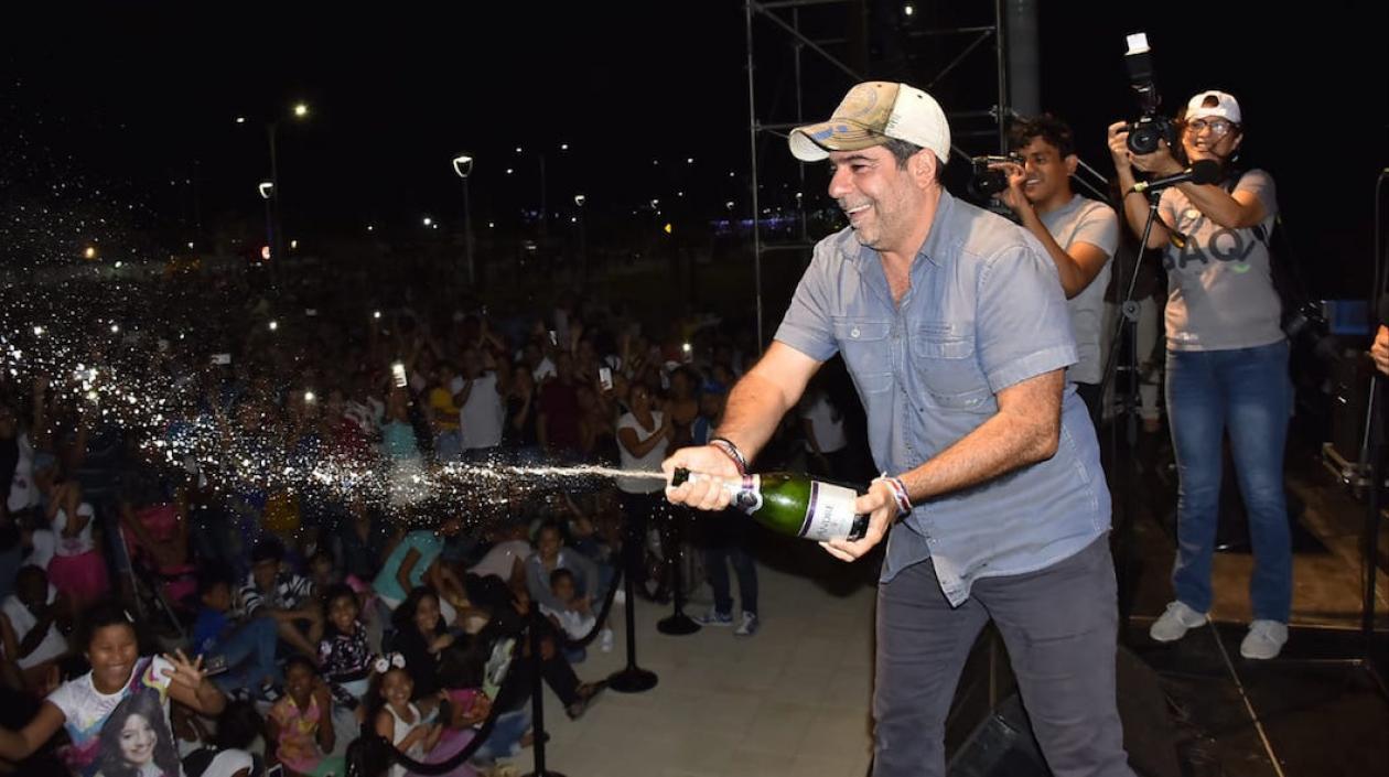 Con champaña, el Alcalde Alejandro Char entregando oficialmente las obras.