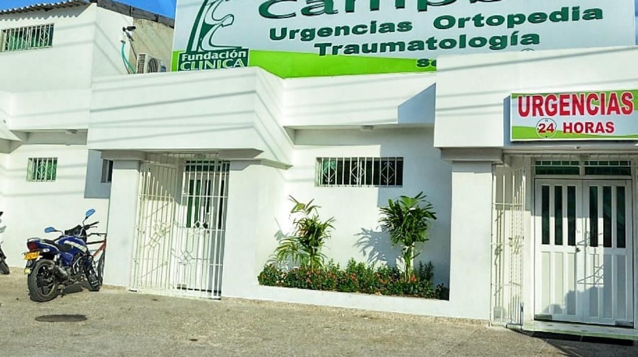 La mujer falleció cuando recibía atención médica.