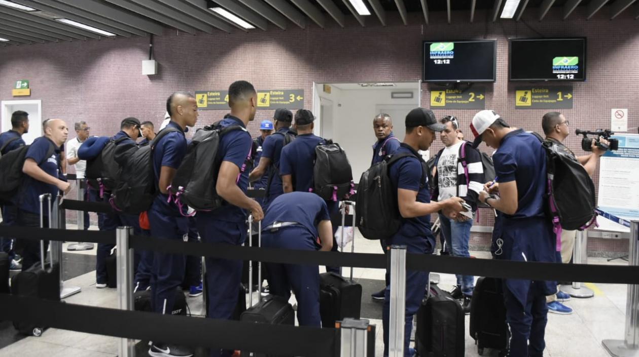 El plantel rojiblanco en el aeropuerto internacional Alfonso Pena, en Curitiba.