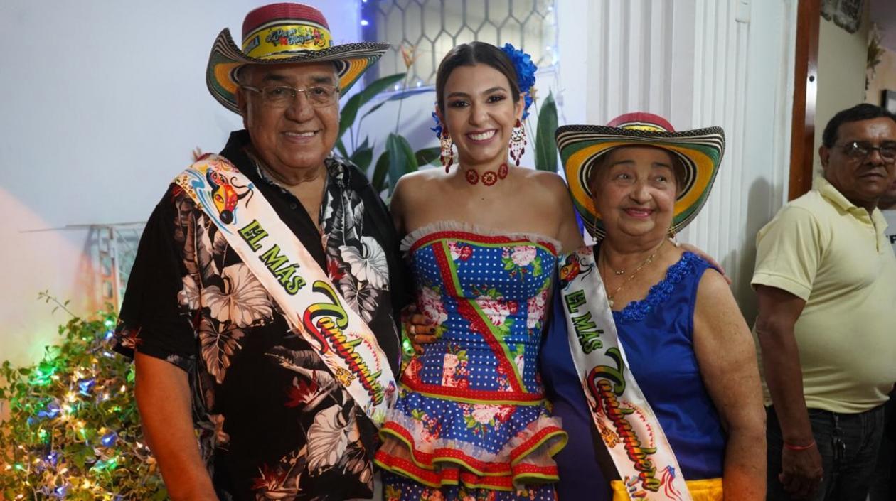 El músico e intérprete Alci Acosta, la Reina del Carnaval y Ruth, la esposa del artista.