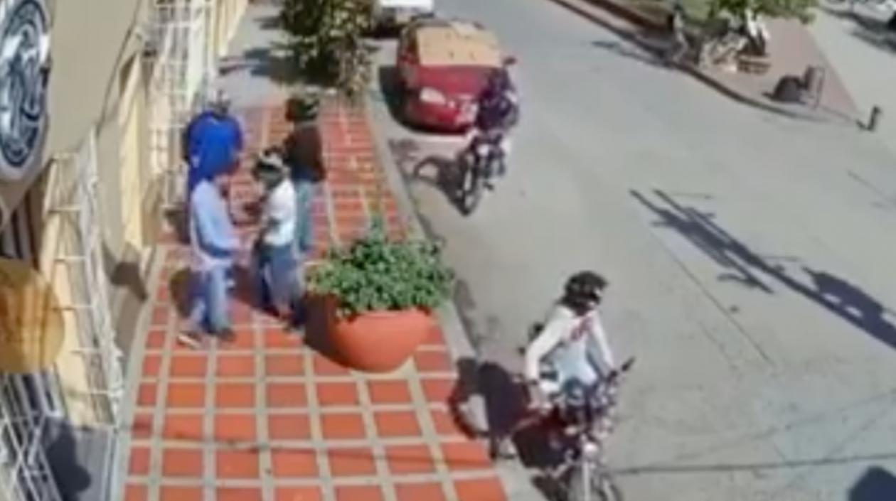 El atraco quedó grabado en una cámara de seguridad. 