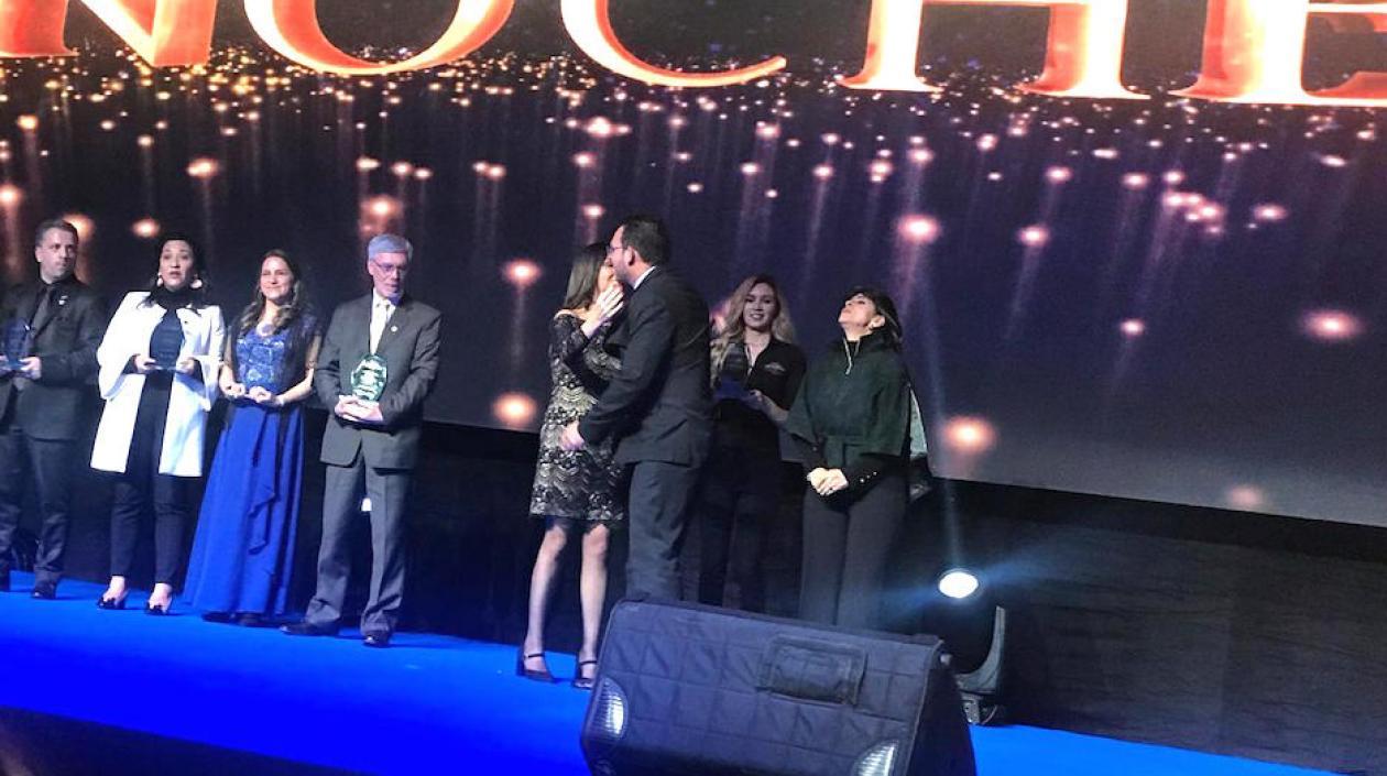 El Secretario de Educación del Atlántico, Dagoberto Barraza, recibiendo el reconocimiento.