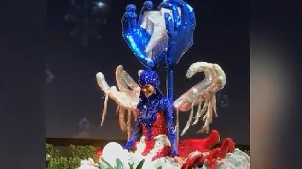 Miss Puerto Rico durante la caída en pasarela de Miss Universo.