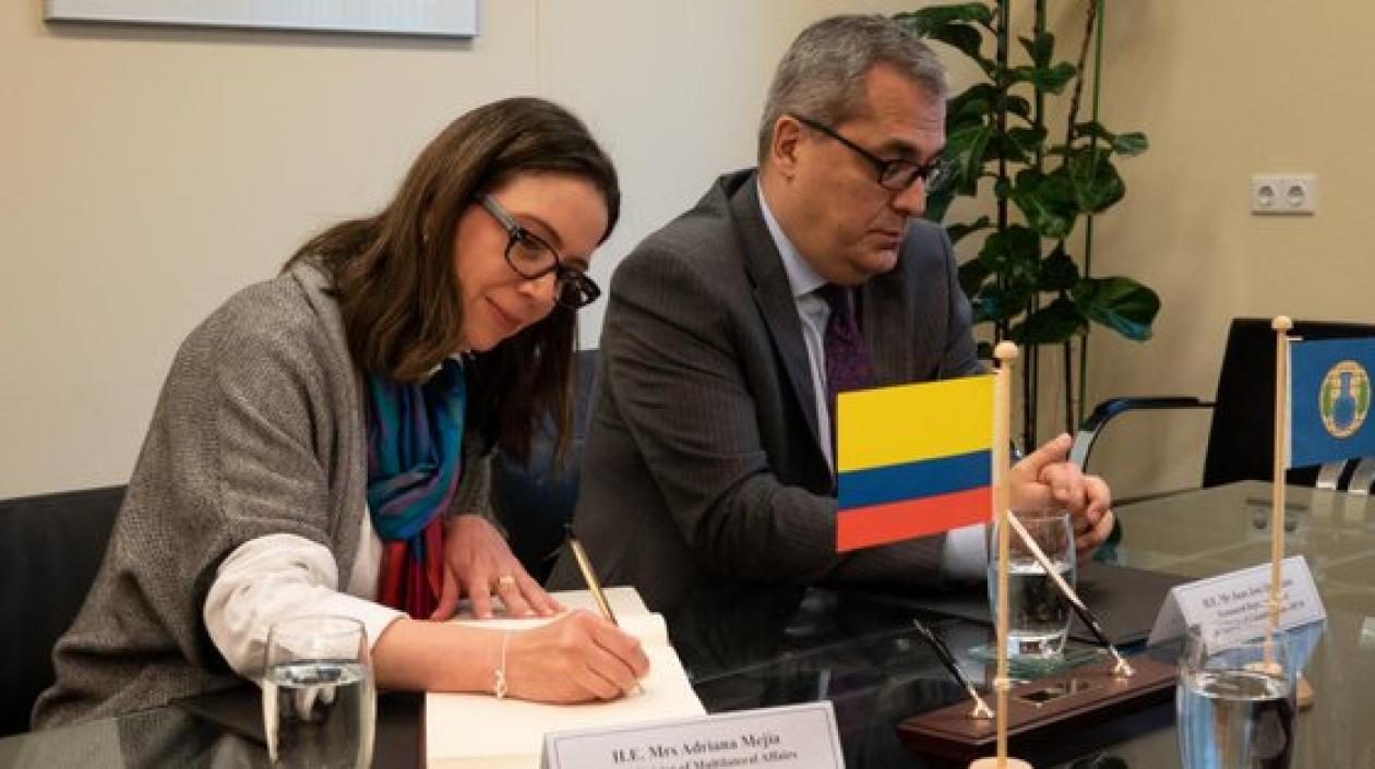 El Director General de OPCW, Fernando Arias, y la Viceministra de Asuntos Multilaterales, Adriana Mejía.