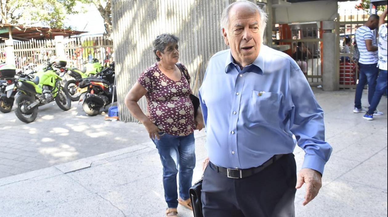 El empresario julio Gerlein Echeverría, rumbo a su casa, al salir de la audiencia.