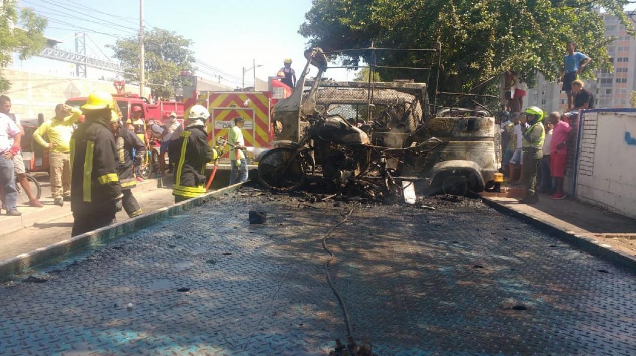 Incendió su motocicleta cuando ya estaba sobre una grúa tras ser inmovilizada