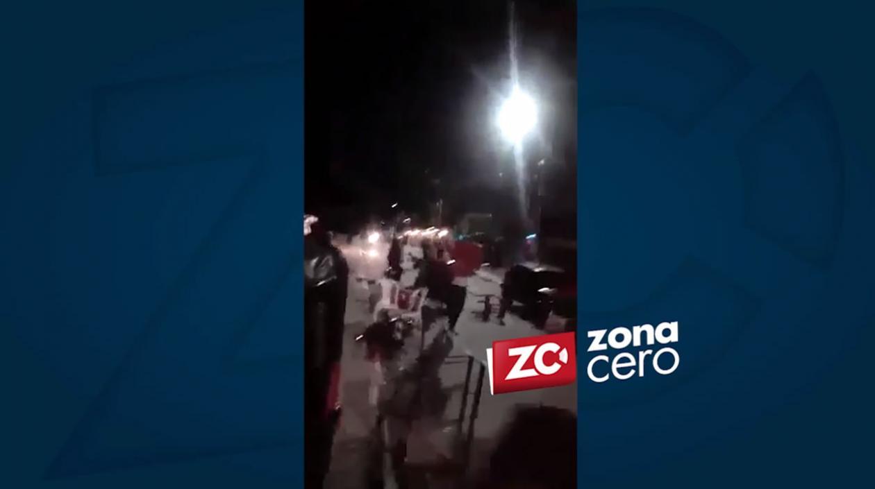 Algunos residentes agredieron a los policías hasta el punto que tiran su moto oficial al suelo.