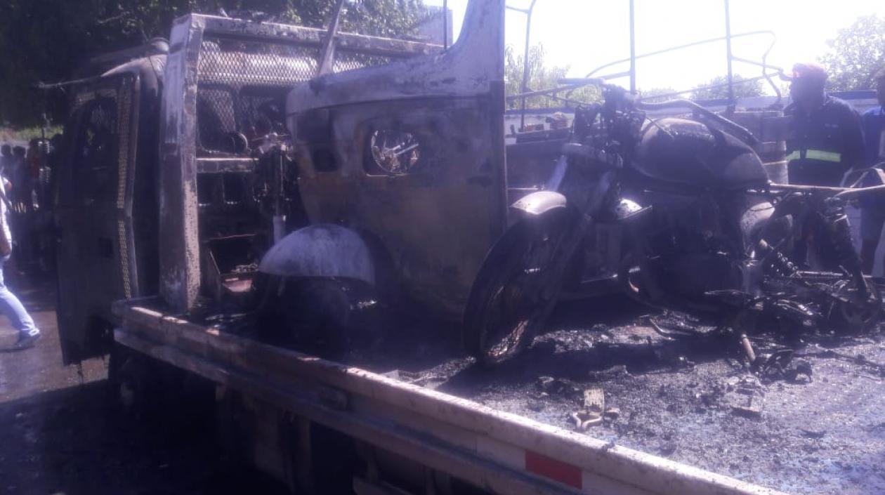 Así quedó la grúa y las motos y motocarro que estaban encima de esta.