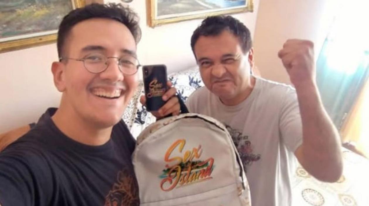 El joven Brian y su padre celebrando el pase de oro.