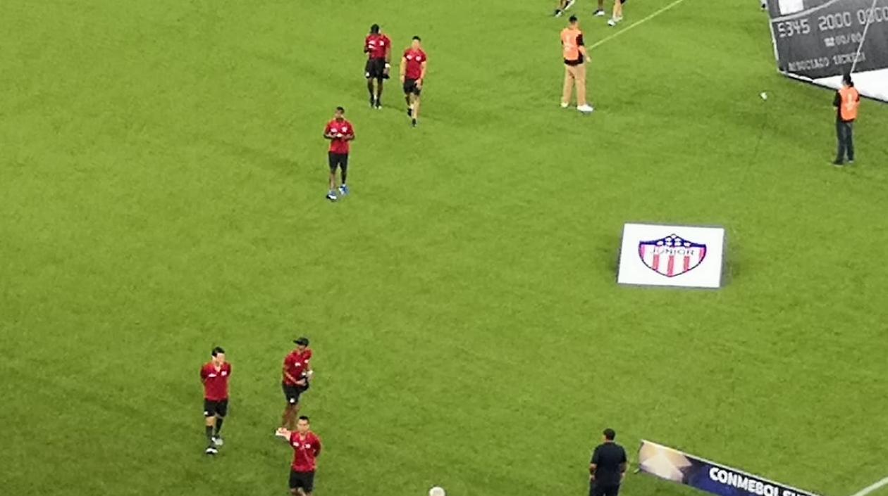 Jugadores de Junior en la grama del estadio.