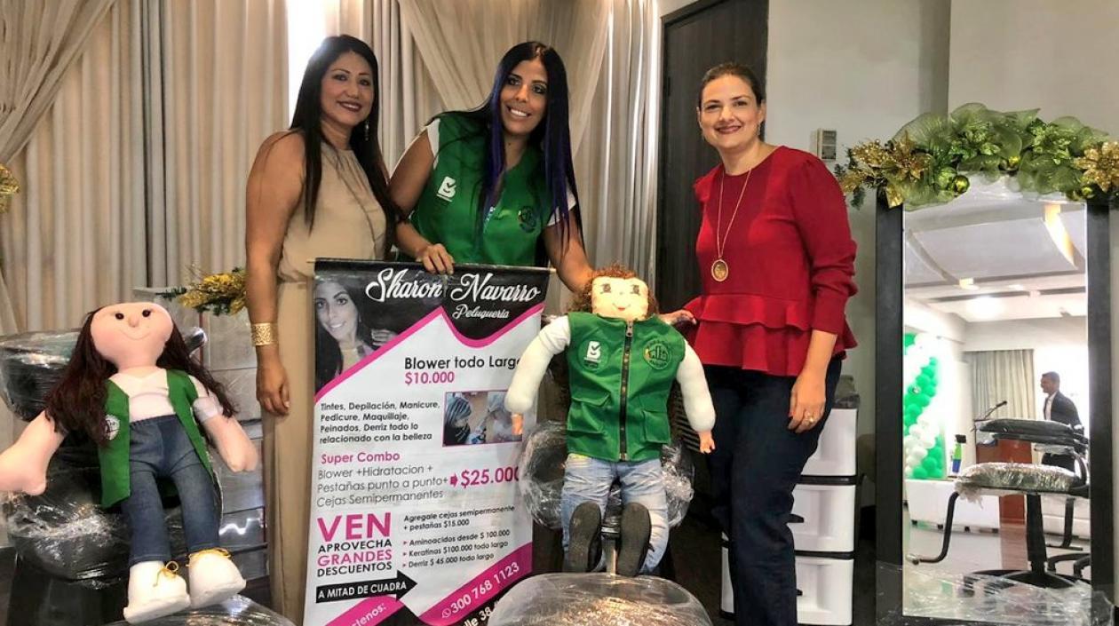 La secretaria distrital de Desarrollo Económico, Madelaine Certain, con una beneficiaria.