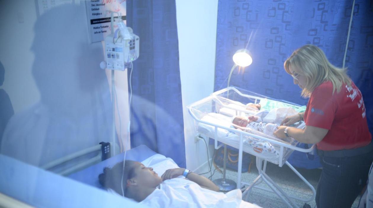 Gleidys Navarro y sus gemelas reciben la visita de Rosa Madera, gerente del Materno Infantil.