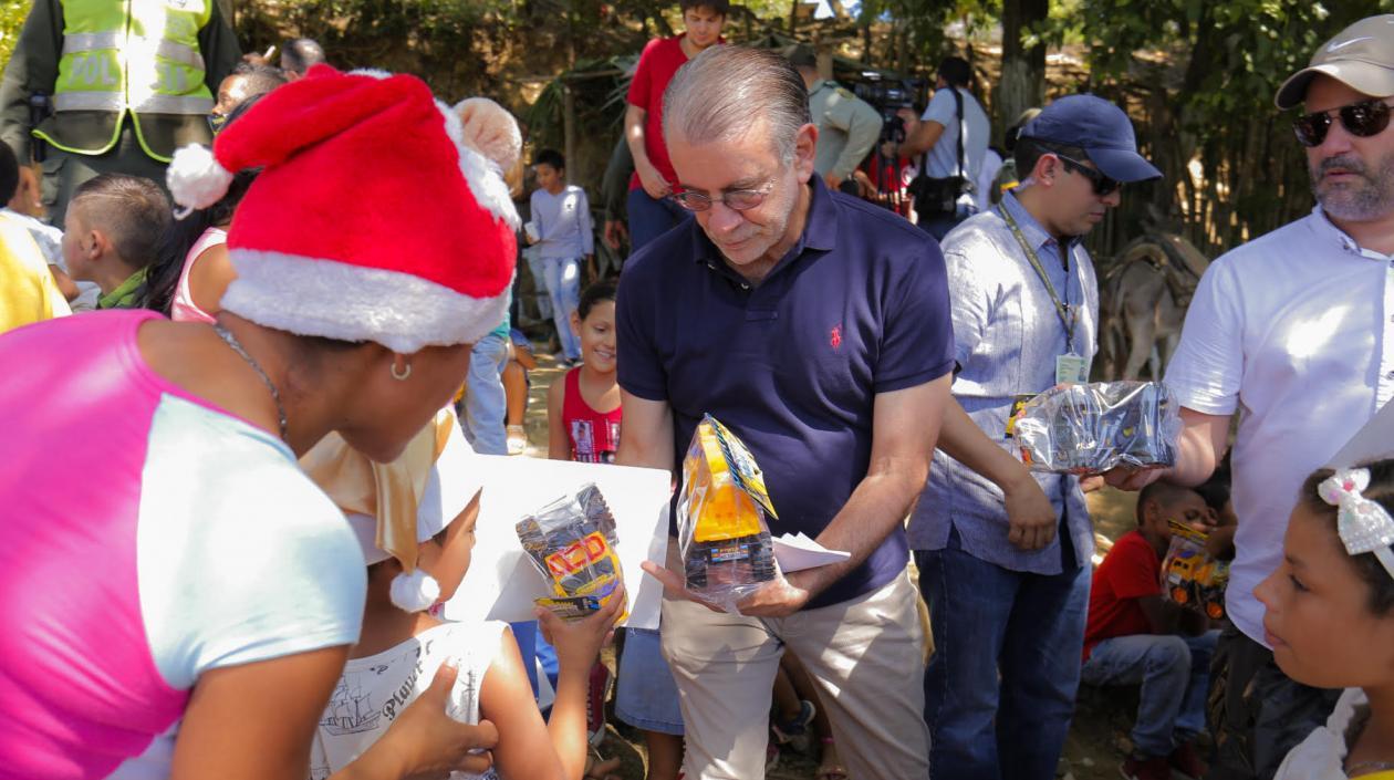 El Gobernador del Atlántico, Eduardo Verano, en una de las novenas del año anterior.