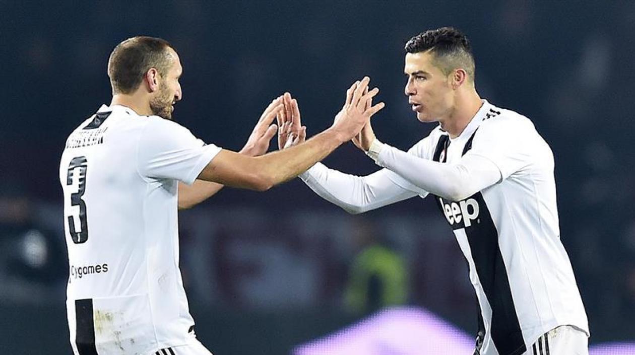 Cristiano Ronaldo de la Juventus celebra con Giorgio Chiellini.