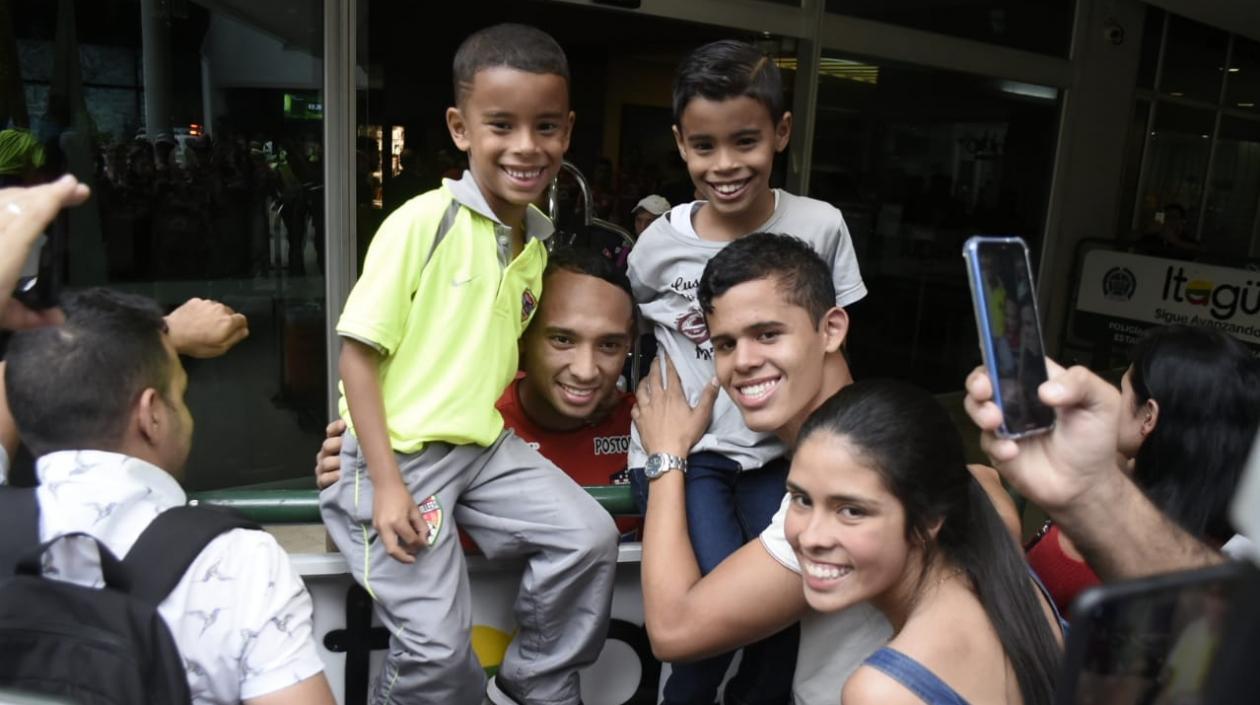 Varios hinchas le manifestaron su apoyo a Jarlan Barrera en el hotel. 