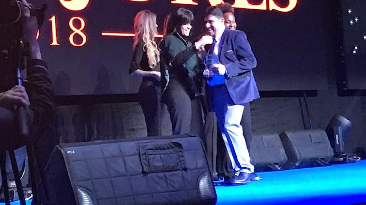 José Henao Gil, recibiendo esta semana otro reconocimiento del Mineducación.