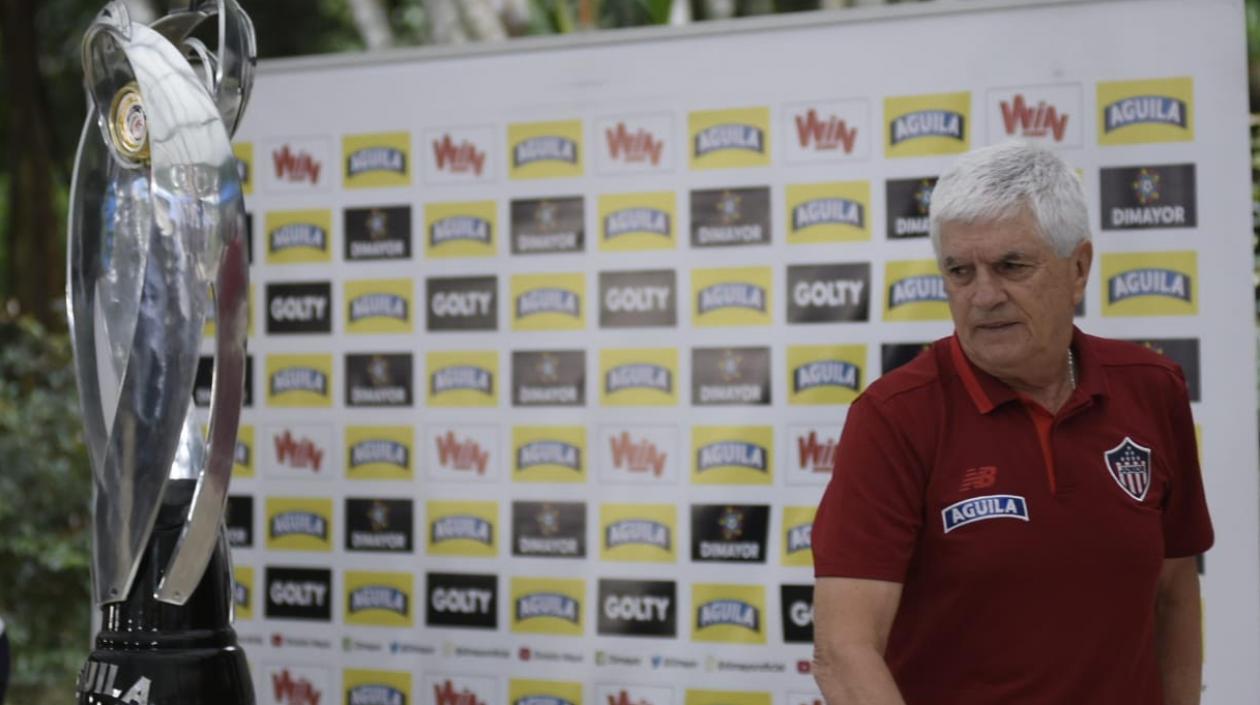 Julio Comesaña mira la Copa que se disputa este domingo