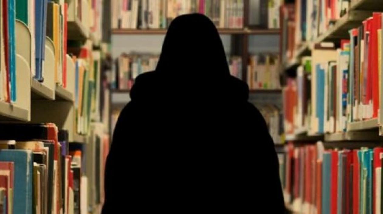 El hombre nunca devolvió los libros que sacó de la biblioteca.