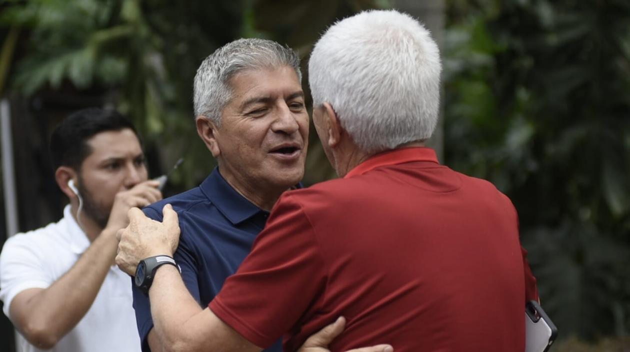 El técnico del DIM, Octavio Zambrano, con el entrenador tiburón, Julio Comesaña.